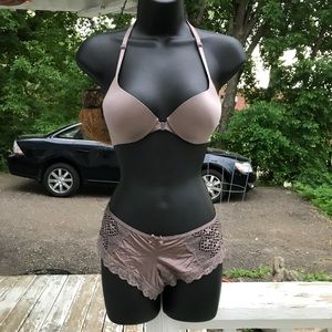 NWOT VS bra with 2 pairs cheeky panty M/ 32B